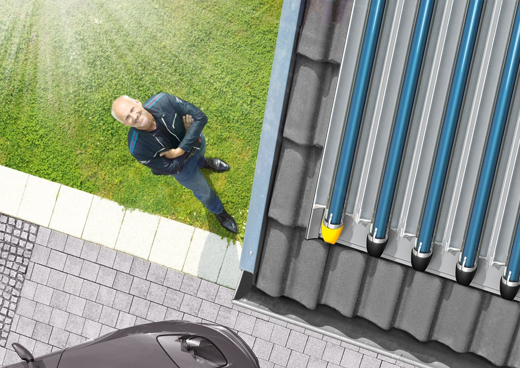 Nahaufnahme eines SOLARPLASMA+ Kollektors auf dem Dach 